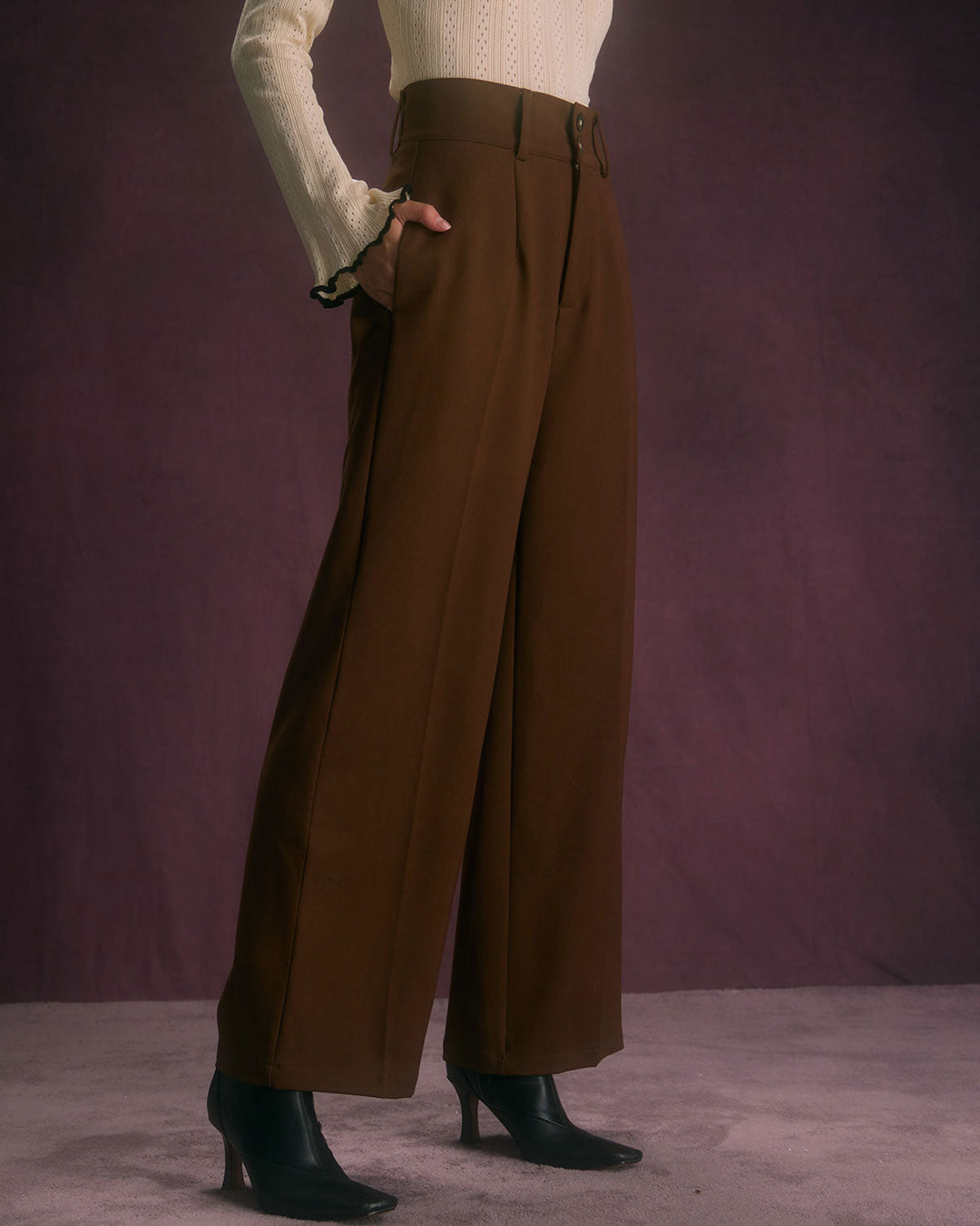 SALE | Pants with slanted pockets and a button for coffee - style and comfort in one look