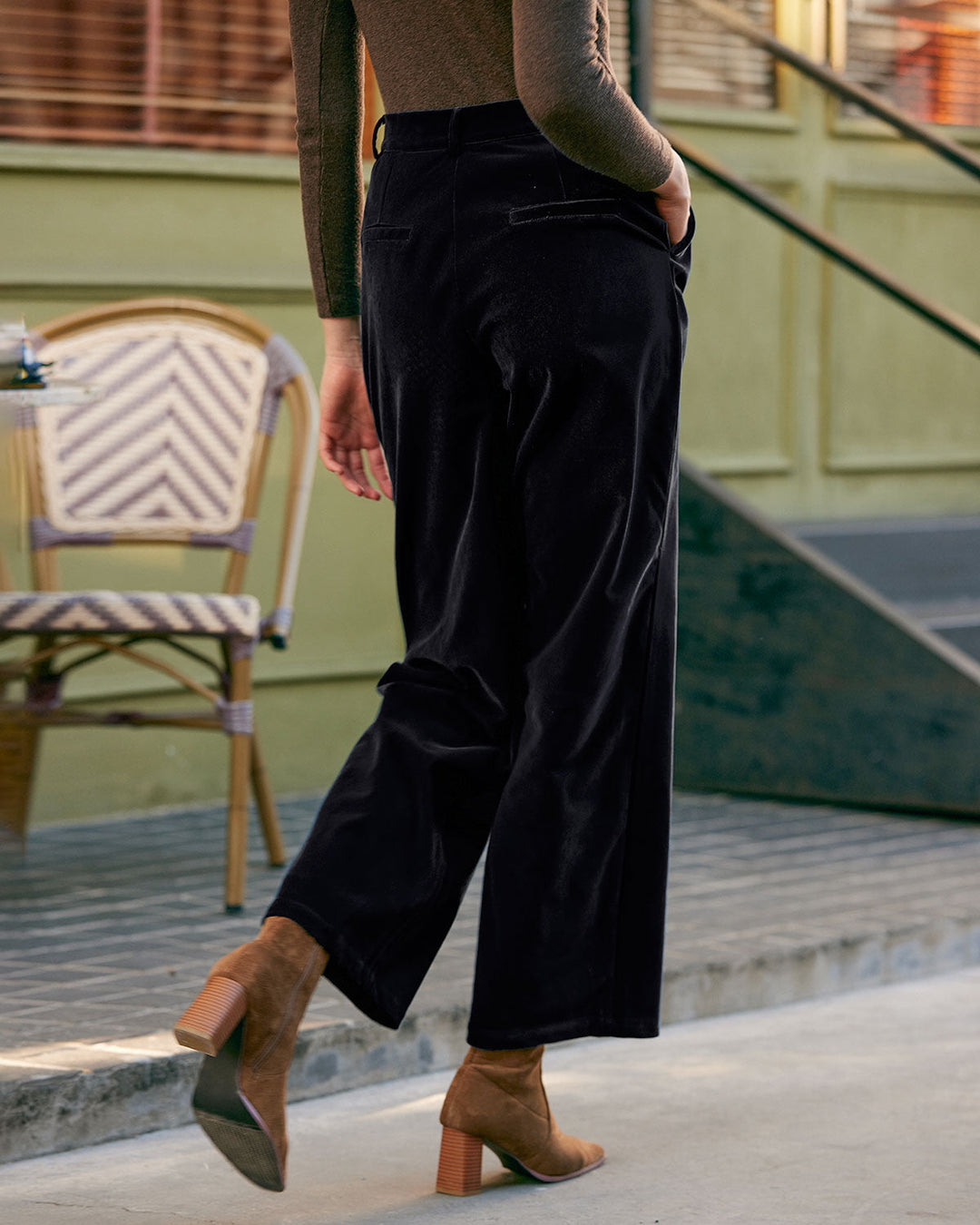 SALE | High-waisted black pants with pleats and wide leg for an elegant and comfortable look