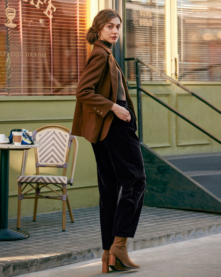 SALE | High-waisted black pants with pleats and wide leg for an elegant and comfortable look