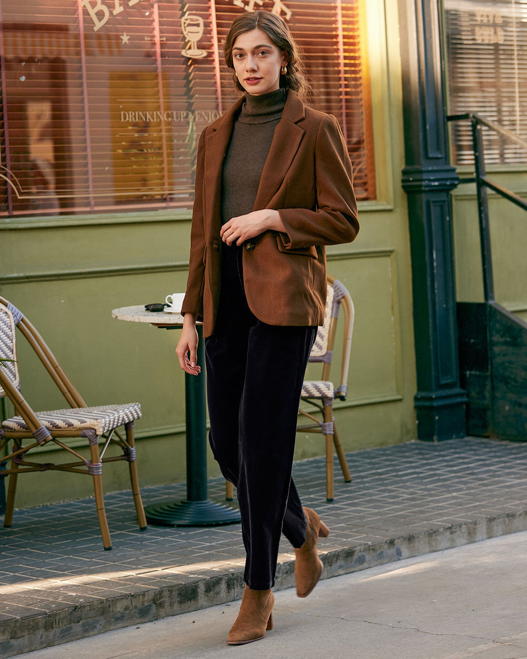 SALE | High-waisted black pants with pleats and wide leg for an elegant and comfortable look