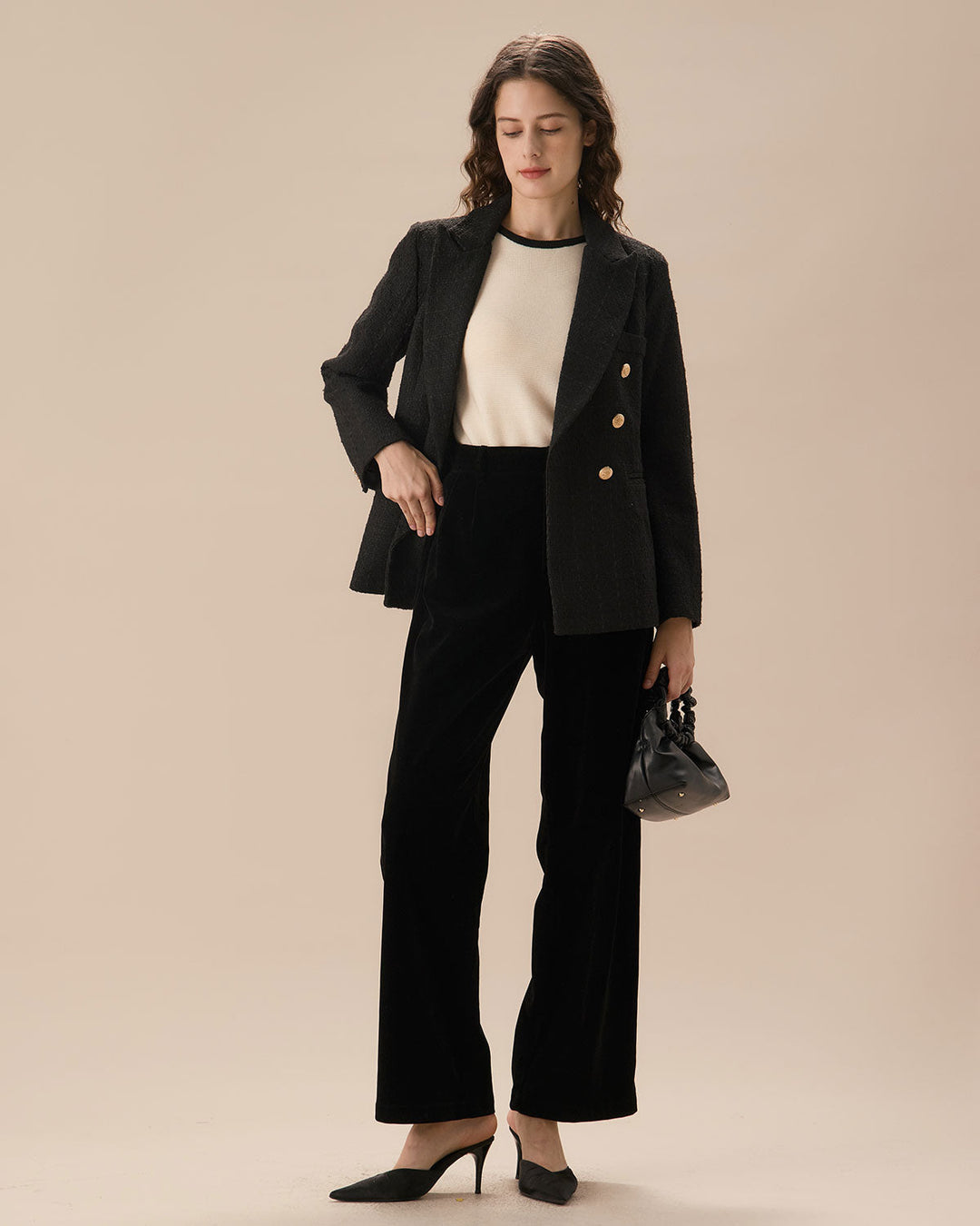 SALE | High-waisted black pants with pleats and wide leg for an elegant and comfortable look