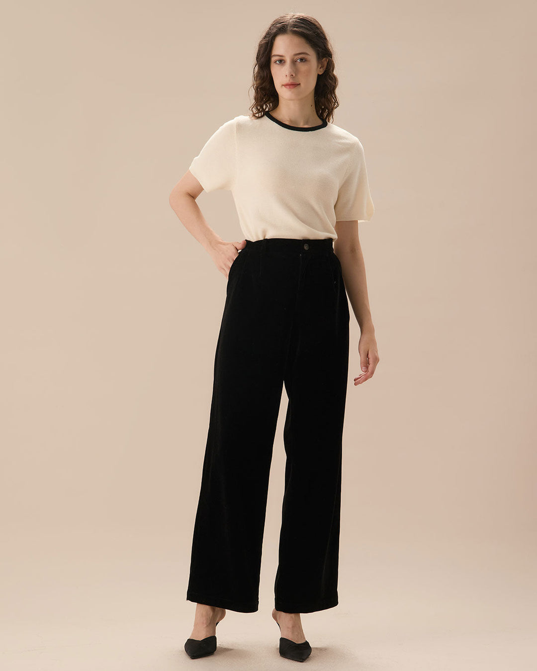 SALE | High-waisted black pants with pleats and wide leg for an elegant and comfortable look