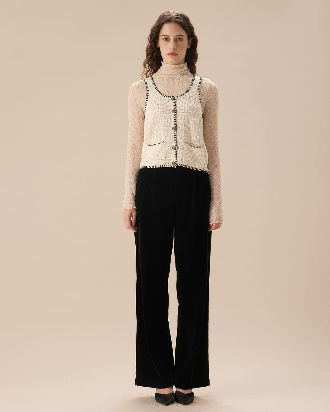 SALE | High-waisted black pants with pleats and wide leg for an elegant and comfortable look