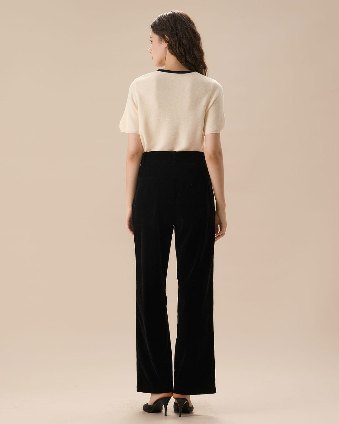 SALE | High-waisted black pants with pleats and wide leg for an elegant and comfortable look
