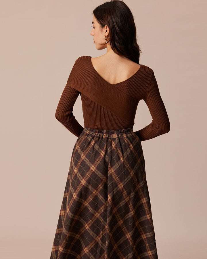 SALE | V-neck knitted top with interlacing for cozy coffee mornings