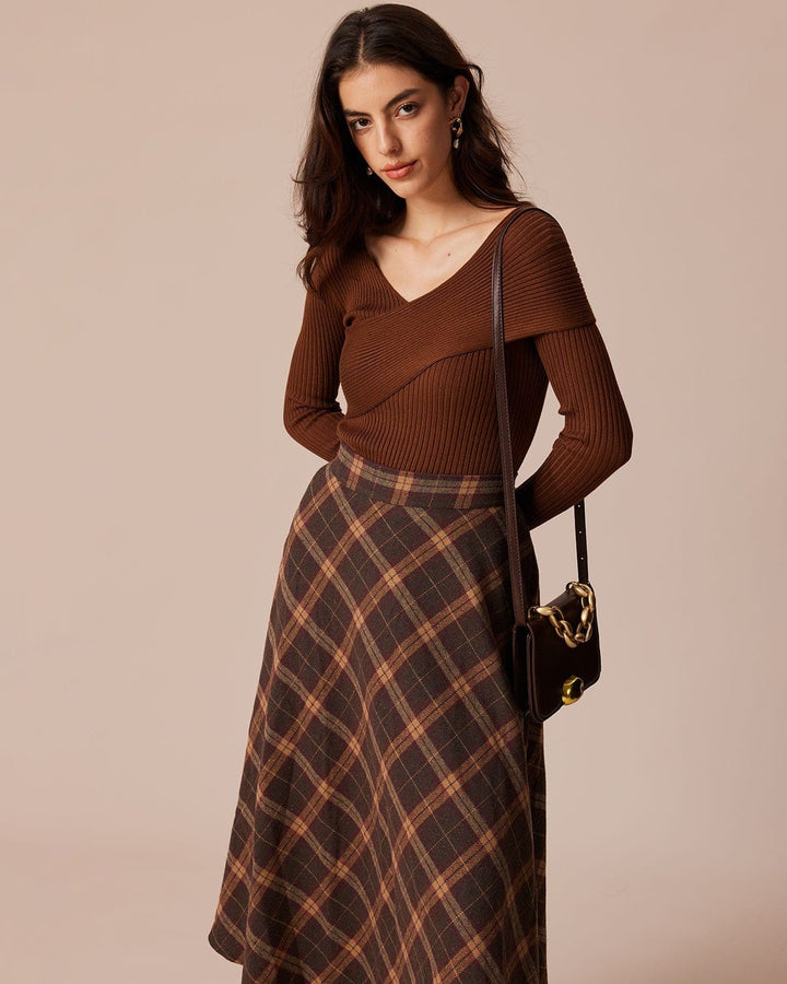 SALE | V-neck knitted top with interlacing for cozy coffee mornings