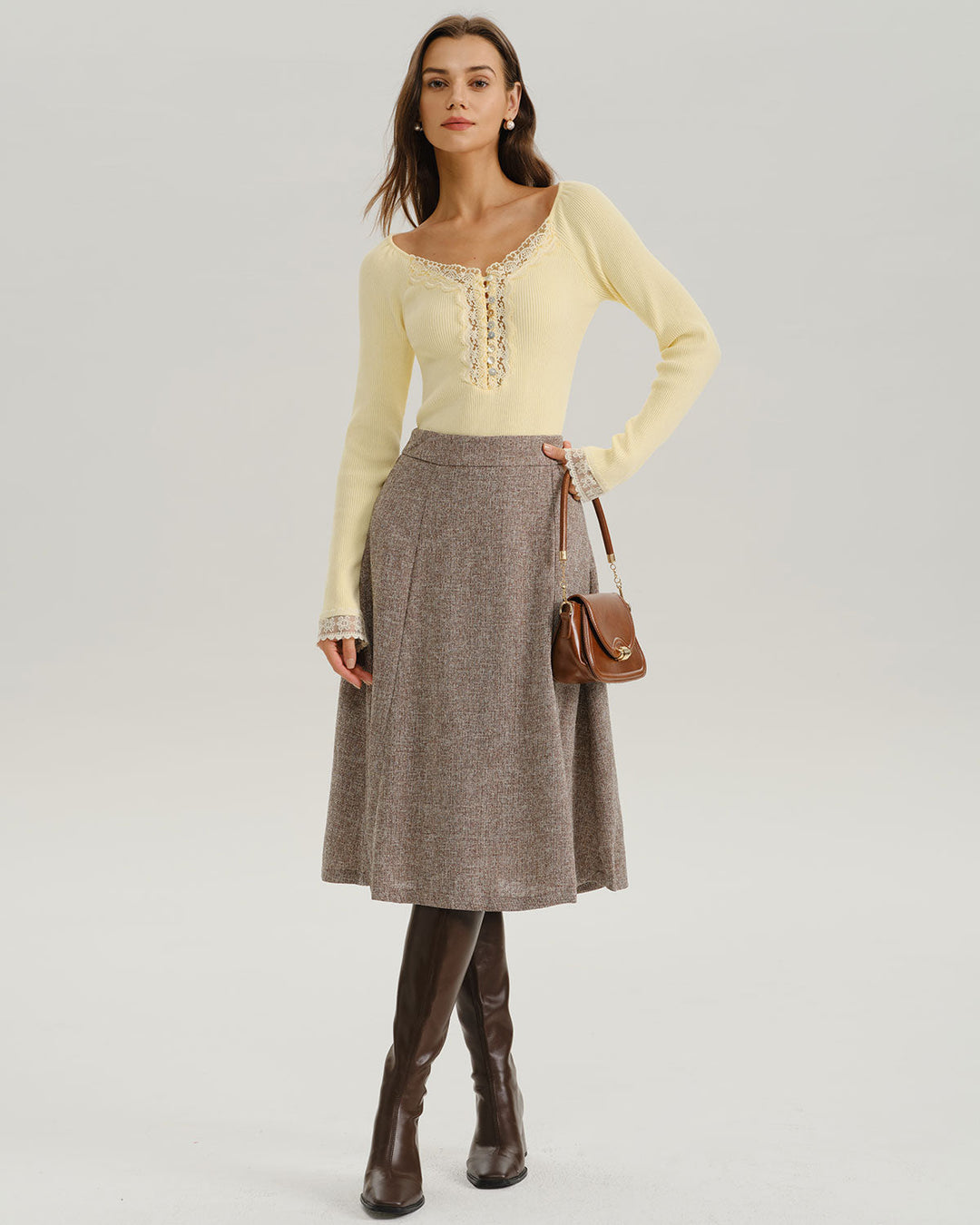 SALE | Yellow V-neck knitted T-shirt with elegant lace
