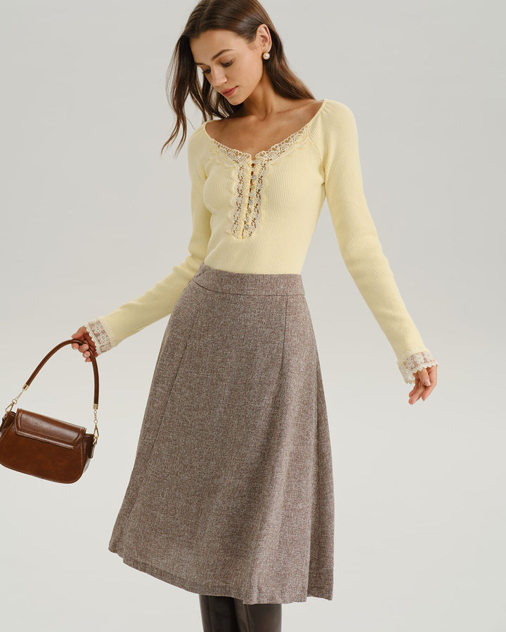 SALE | Yellow V-neck knitted T-shirt with elegant lace