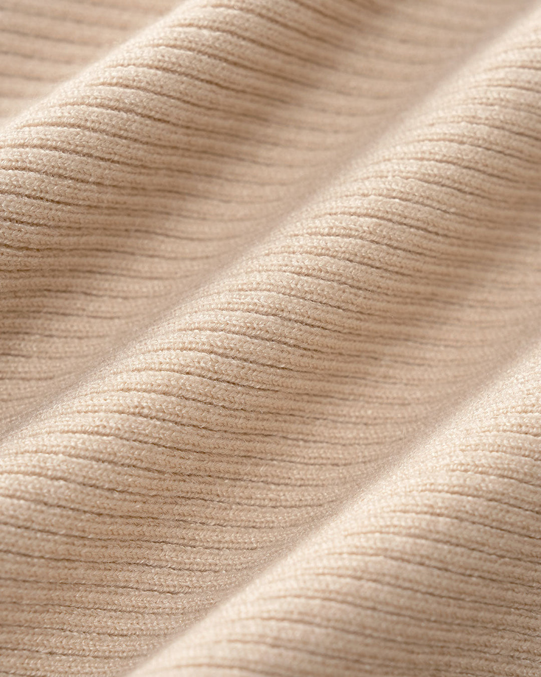 SALE | Fitted knit dress with V-neck and apricot accents